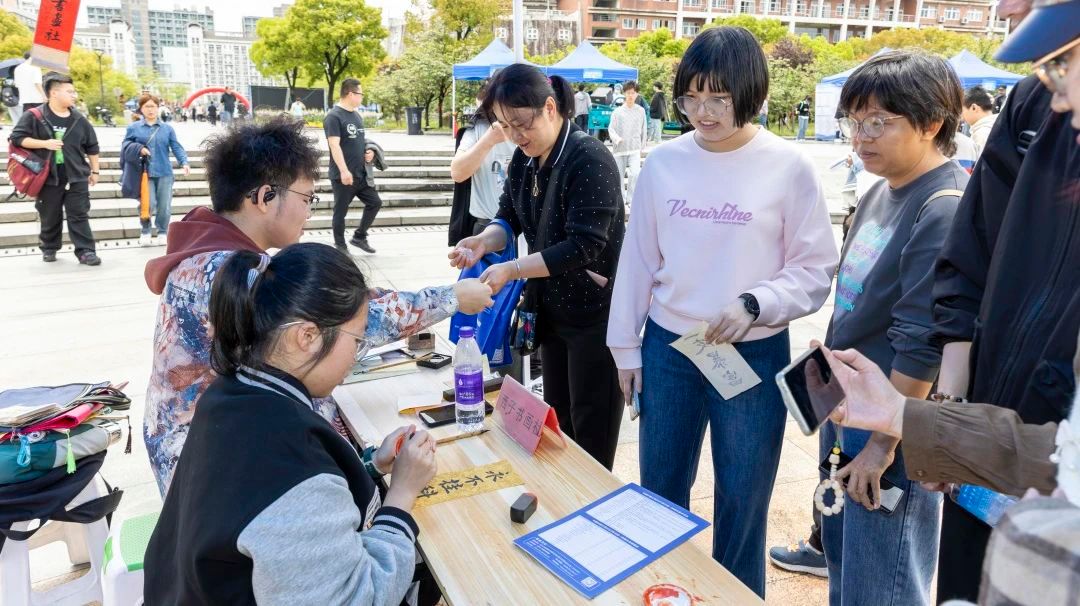 举办校园开放日,考生与专业面对面